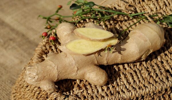 Jengibre con limón y miel, una combinación natural ampliamente utilizada para apoyar el bienestar general.